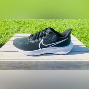 Nike Women’s Air Zoom Pegasus 39 Black/White Road Running Shoe DH4072-001